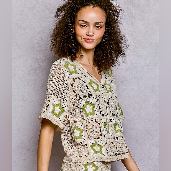 💚 Hello Gorgeous!! POL Button Front V-Neck Crochet Cardigan w/Contast Star - Picture 2 of 9